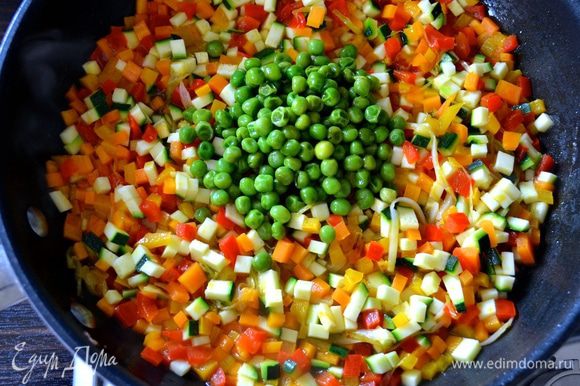 Добавить к овощам 2 ст.л. отложенного горошка, всё перемешать и готовить ещё 5 минут. Посолить и поперчить по вкусу.