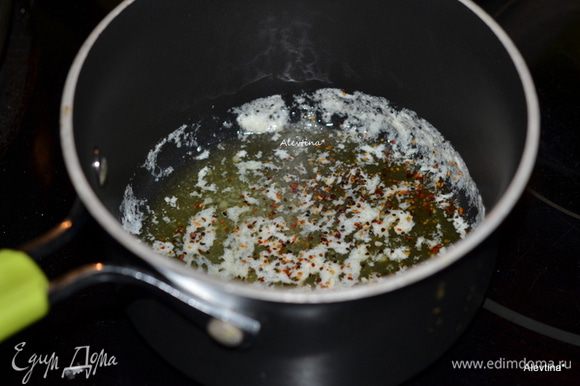 Растопить в кастрюльке сливочное масло, снять с огня, посыпать солью и смесью молотого разного перца.