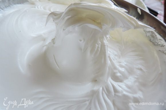 Приготовим из указанных ингредиентов белковый заварной крем. Очень подробное описание и пошаговые фото этого процесса читаем здесь http://www.edimdoma.ru/retsepty/71339-novogodniy-tort-zimnyaya-skazka