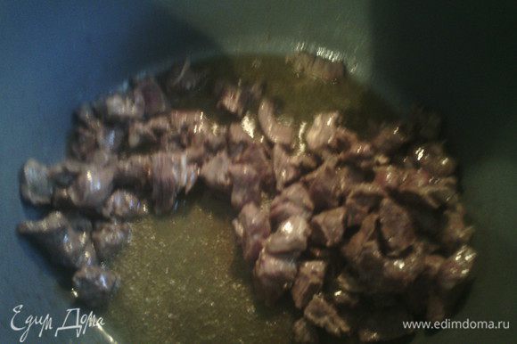 Мясо нарезать кусочками,в кастрюлю наливаем оливковое масло и обжариваем мясо. Мелко нарезаем лук, чеснок, сельдерей, кориандр и добавляем к мясу.
