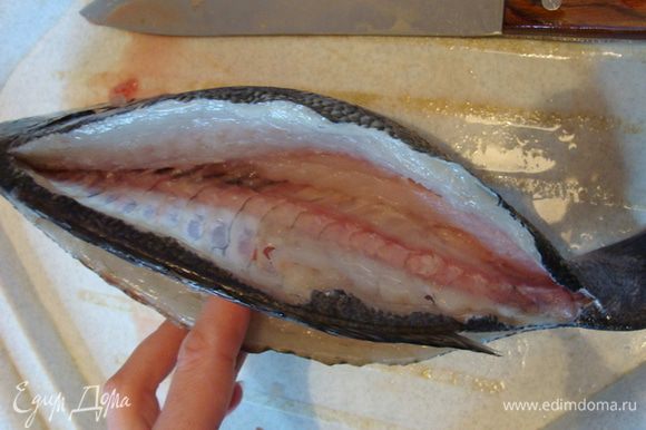 Рыбу почистить, прорезать со стороны спинки с двух сторон от хребта, очень аккуратно, чтобы по мере возможности не повредить мясо.