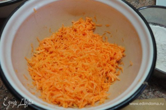 Морковь натереть на мелкой терке. Слегка отжать (если морковь сочная). Я не отжимала. Добавить яйца, муку, сливки, ¼ ч. л. соли, перец по вкусу. Затем грудинку с луком и вымесить.