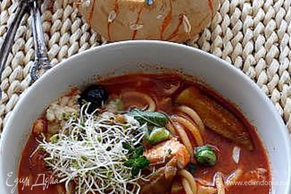 Если хотите подать в тыкве, то заполните тыкву супом и сверху положите кусочек рыбы, посыпьте сыром промазан и добавьте вяленые оливки, тоже самое проделайте с супом при подаче в тарелке.