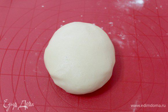 Просеять муку с ванильным сахаром и разрыхлителем, замесить приятное мягкое тесто.