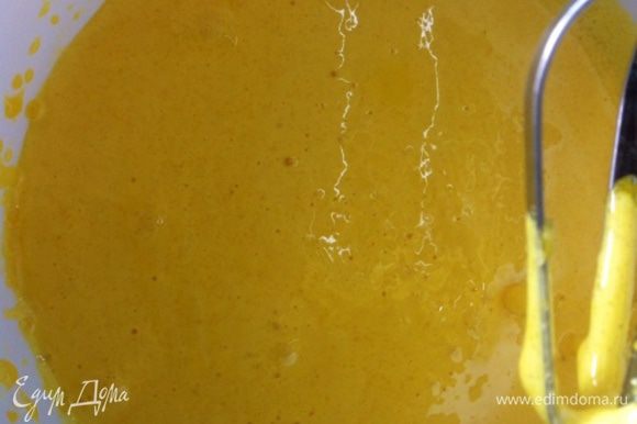 Делаем тесто: нам нужны только желтки, желтки взбить с сахаром, добавить щепотку соли и пол чайной ложки соды.