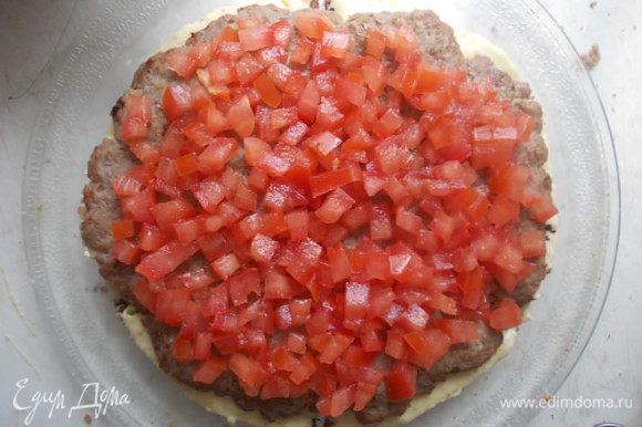 Поверх сыра укладываем мясной корж и помидоры.