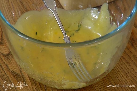 Приготовить заправку: в глубокой посуде соединить горчицу с оливковым маслом и лимонным соком, добавить мед, листья тимьяна, посолить, поперчить и перемешать.