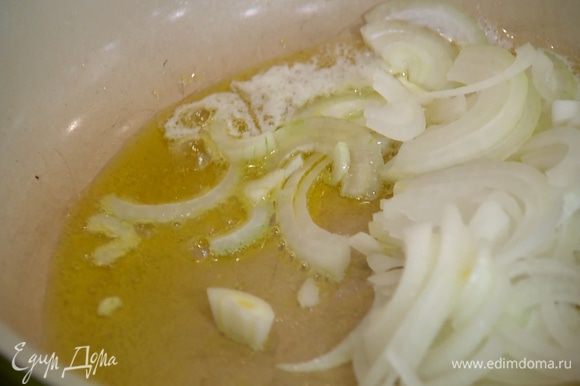 Разогреть в сковороде оливковое и сливочное масло, посолить его и выложить лук.