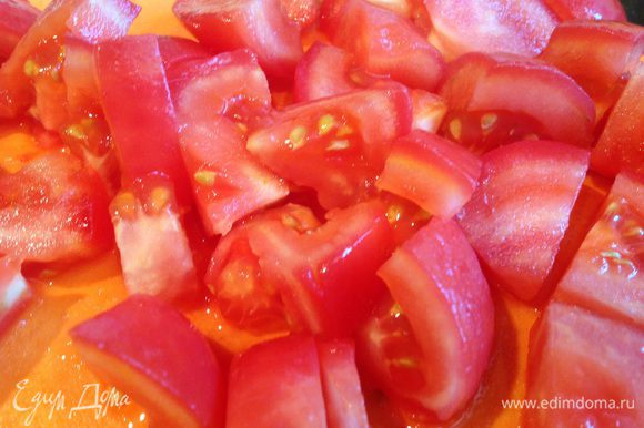 У помидоров сделайте надрез, залейте кипятком на 1-2 минуты, после чего окуните в холодную воду и снимите кожицу. Помидоры нарежьте кубиками.