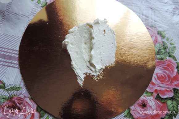Собираем торт. На подложку нижнего яруса кладем ложку крема и немного размазываем. Это нужно, чтобы готовый торт не ездил по подложке.