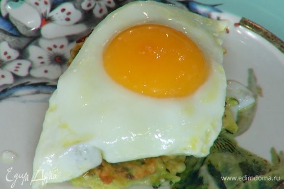 На готовые оладушки разложить карамелизированный лук и жареные яйца.