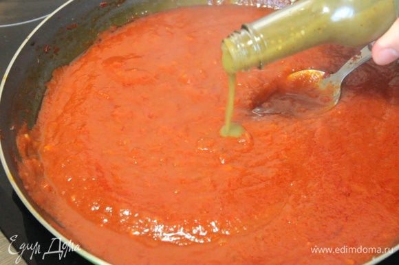 5 минут спустя добавляем томатную пасту, вустерширский соус, бальзамический уксус, соус Табаско. Томим на слабом огне еще 10 минут.