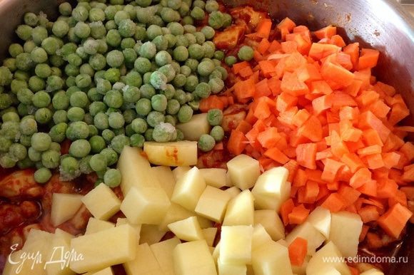 Теперь можно добавить овощи. Выложить нарезанные морковь, картофель, зеленый горошек. Все хорошо перемешать. ** Зеленый горошек можно брать в любом виде. Если свежий или замороженный, то добавить на этом этапе. Если вы используете консервированный, то положите его позже - буквально за 10 минут до готовности (перед закладкой петрушки).