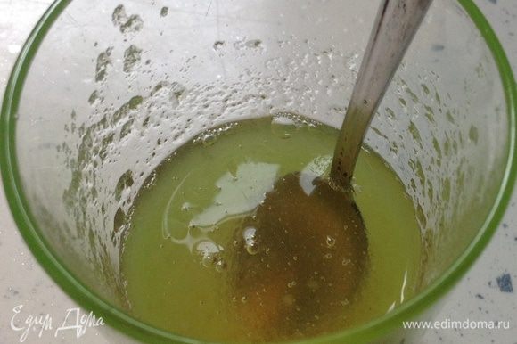 Замочить желатин (1 чайная ложка без верха) в воде комнатной температуры. Оставить для набухания.