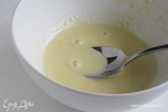 Растереть желток с мукой и щепоткой соли, добавить немного горячего молока со сливками и перемешать.