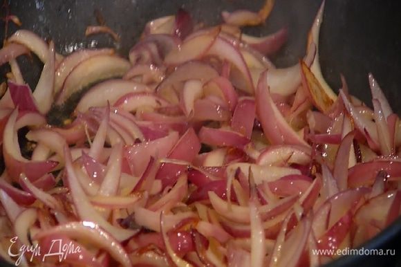 Разогреть в сковороде 2–3 ст. ложки оливкового масла и обжарить лук до золотистого цвета, затем добавить сахар, перемешать, влить бальзамический уксус и накрыть сковороду крышкой. Огонь выключить.