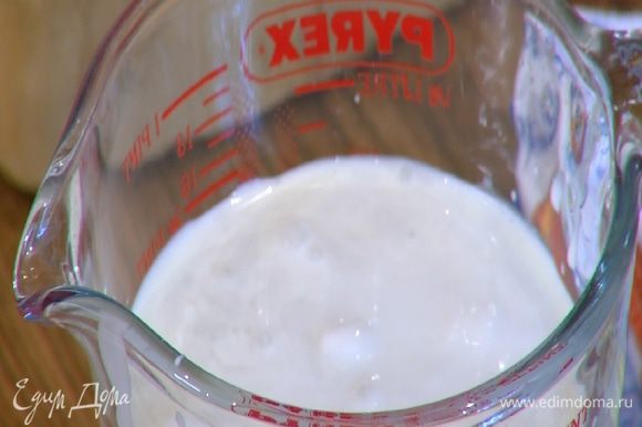 Приготовить пропитку: сгущенное молоко соединить с 20%-ными сливками и 125 мл кокосового молока.