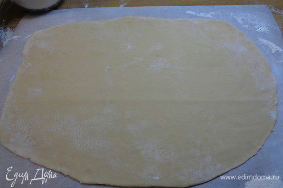 Раскатать тесто в большой прямоугольник, не обязательно ровный.