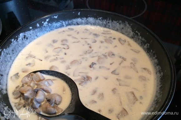 Добавьте сливки и прогрейте (не кипятить!!!), половину грибов выложите, в оставшуюся половину добавьте молоко, накройте крышкой и тушите на медленном огне около 10 минут.