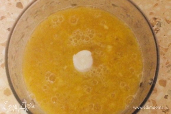 В блендере пюрирюем банан, добавляем апельсиновый сок, сахар (по вкусу больше/меньше).
