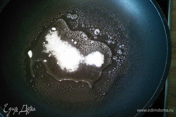 Высыпаем сахар на сковороду, когда он начнёт таять добавляем лук, нарезанный колечками.