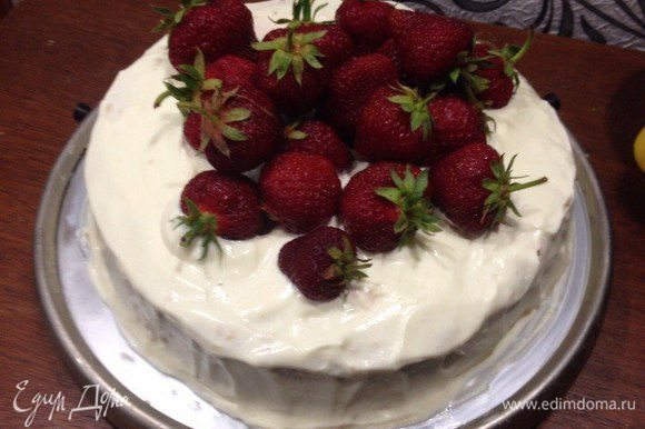 Бисквит разрезать на 3 части. Взбить крем. Промазать торт кремом, во внутрь тортика можно положить разрезные ягоды. Сверху украсить торт клубникой.