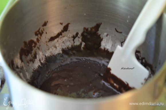 В другую емкость добавить остатки просеянной муки, какао не сладкий. Перемешать.