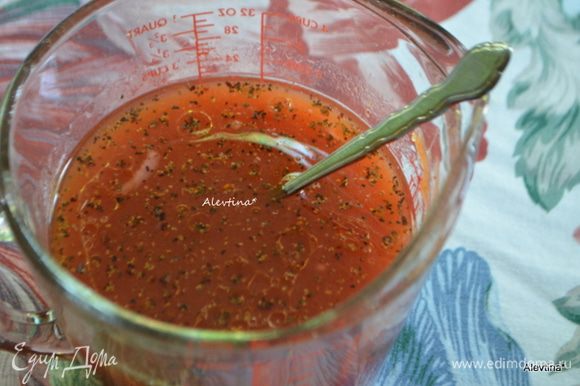 Смешаем маринад от соленых огурцов, например с томатным соусом, растительным маслом, сахар и перец свежемолотый смесь.