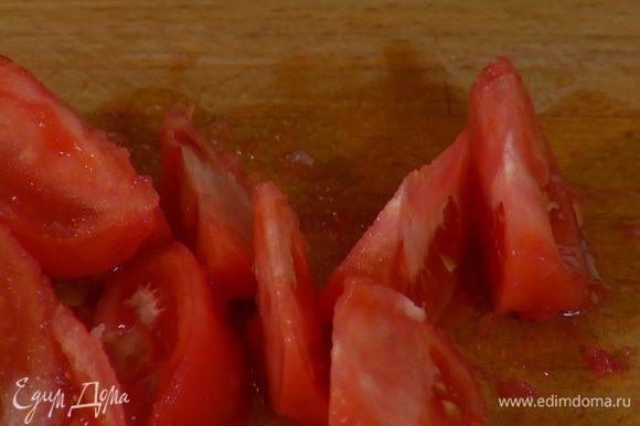 Мякоть помидоров нарезать небольшими дольками.