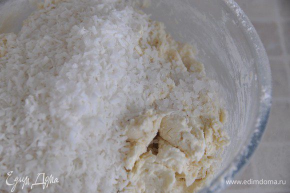 Добавить просеянную муку, кокосовую стружку и соль (помните про количество соли!). Хорошо взбить около 3 минут.