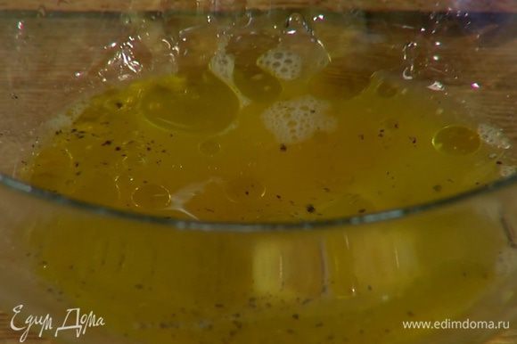 Приготовить маринад: 3‒4 ст. ложки апельсинового сока соединить с 1–2 ст. ложками оливкового масла и горчицей, посолить, поперчить и перемешать.