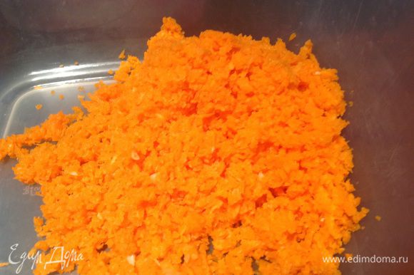 Очистите морковь и чеснок, натрите на мелкой терке.
