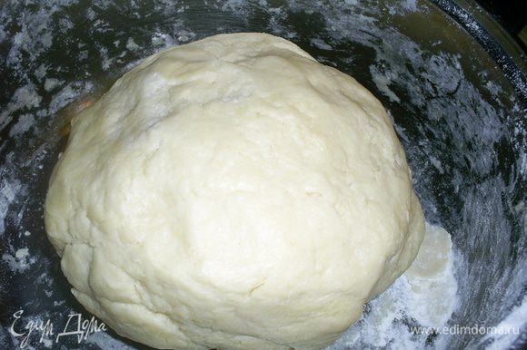 Долго не месим, собираем тесто в шар и отправляем его в холодильник на время приготовления начинки.