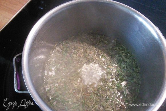 Для соуса нарезать мелко шалот, соединить его с мелко порубленными травами, влить уксус и на большом огне выпарить в течении 3-4 мин.