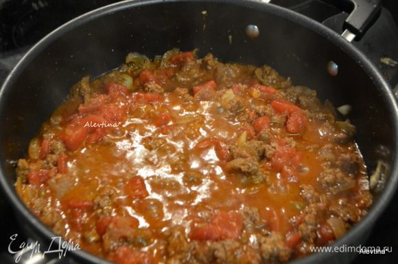 Добавить томатную пасту, томаты баночные в соку, порезанные кубиками. Готовим 15 мин, не закрывая крышкой.