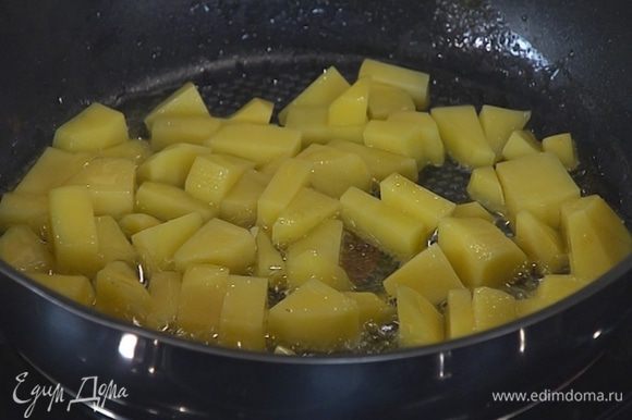 Картофель почистить, нарезать кусочками и пожарить на растительном масле.