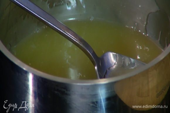 Приготовить медовый соус: в небольшой кастрюле соединить сливочное масло, мед и ванильный экстракт и все прогреть, чтобы масло растопилось.