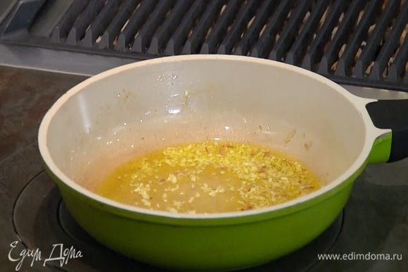 Приготовить соус: разогреть в сковороде оливковое масло, выложить лук, перемешать и снять сковороду с огня, чтобы лук не сгорел.