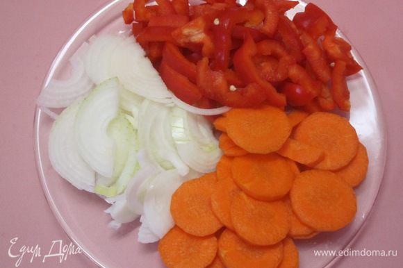 Лук нарезать полукольцами, очищенную морковь - кружочками, сладкий перец - кольцами или соломкой.