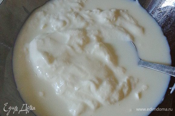 К густому йогурту добавляем молоко и перемешиваем до однородности.