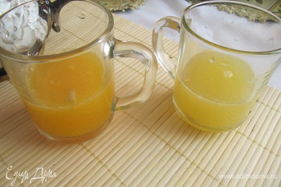 Выжить сок из фруктов. Полученный напиток процедить и соединить с апельсиновым и лимонным соком.