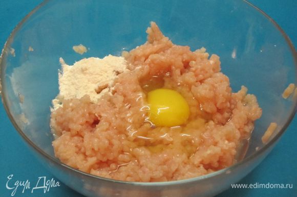 Добавить в куриный фарш натертый на мелкой терке очищенный лук, яйцо, соевый соус, муку и оливковое масло. Чуть присолить.