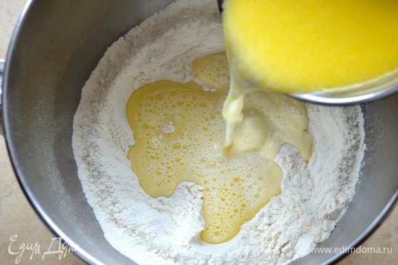 Слегка нагрейте молоко со сливочным маслом, чтобы масло растаяло. Молоко не должно быть очень горячим, но тёплым. Влейте масляно-молочную смесь в сухие ингредиенты, добавьте туда же яйцо и замесите тесто.
