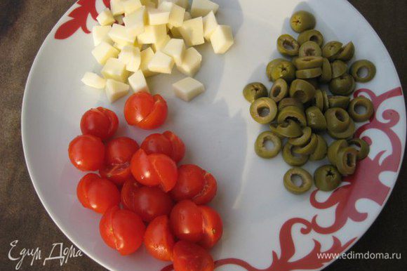 Сыр нарезать кубиками, помидоры черри пополам, оливки - колечками. Заправка: смешать оливковое масло с бальзамическим уксусом.