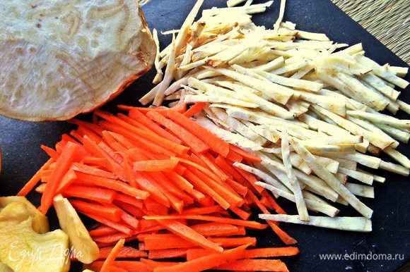 Моем, чистим корнеплоды. Нарезаем морковь и сельдерей соломкой, можно при помощи спец. тёрки.
