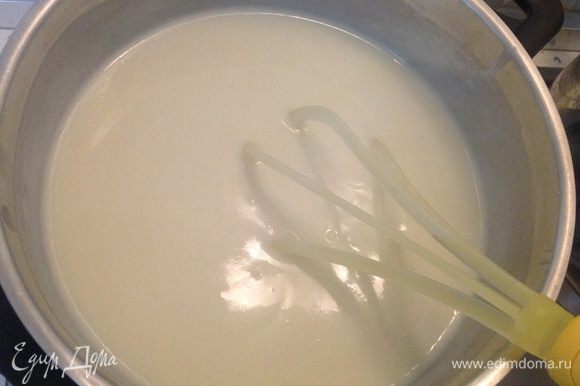 К кипящему молоку добавить молочно-крахмальную смесь, хорошо размешивая. Довести до кипения и выключить. Наш мухаллеби готов.