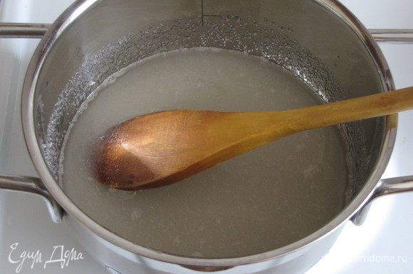 Приготовим карамельный соус. Смешать в сотейнике сахар и воду, поставить на средний огонь. Когда сахар растворится, увеличить огонь.