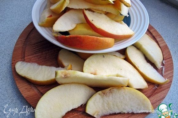 Яблоки лучше брать сладкие, твердых сортов. Яблоки очистить, удалить сердцевину и нарезать дольками.
