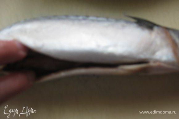 В обработанную и чистую рыбу во внутрь положить мелко нарезанный корень имбиря.