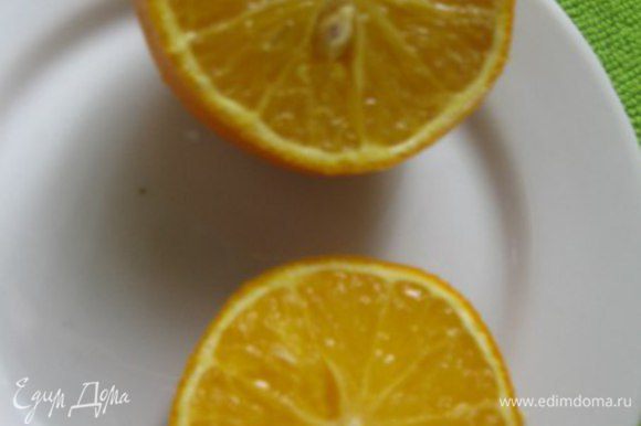 Апельсины очистить от кожуры и белых волокон, дольки вырезать из мембран. Половину одного апельсина оставляем для украшения.